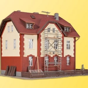39315 Kibri H0 Eisenbahner-Wohnhaus mit Baugerüst und Nebengebäude