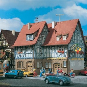 43637 Vollmer H0 Gasthof zur Post mit LED-Beleuchtung, Funktionsbausatz