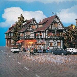 43683 Vollmer H0 Konditorei mit Eissalon, Inneneinrichtung und LED-Beleuchtung, Funktionsbausatz