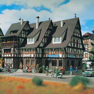 43693 Vollmer H0 Rathaus, Polizeiwache und Gefängnis mit Innen- einrichtung und LED-Beleuchtung, Funktionsbausatz