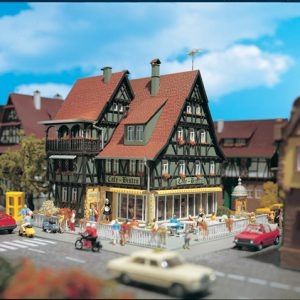 43695 Vollmer H0 Café-Bistro mit Inneneinrichtung und LED-Beleuchtung, Funktionsbausatz