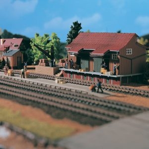 45701 Vollmer H0 Güterschuppen mit Seitenrampe und Ladekran