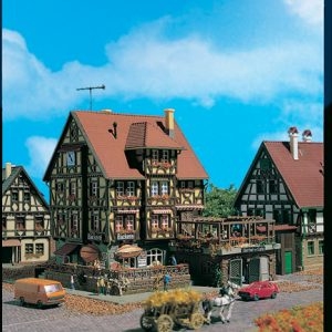47688 Vollmer N Bäckerei mit Gartencafé, Inneneinrichtung und LED-Beleuchtung, Funktionsbausatz