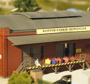 61833 Piko Koffer-Fabrik Mopsinger