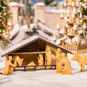14394 Noch Weihnachtsmarkt-Krippe mit Figuren in Holzoptik