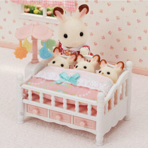 5534 Sylvanian Families Bed voor drieling met mobiel