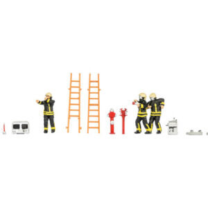 16259 Noch Figuren-Themenwelt Feuerwehreinsatz" Inhalt: 5 Figuren Feuerwehr, 1 Flutlicht, 1 Hydroaggregat, 2 Leitern, 2 Schläuche, 1 Schere, 1 Spreizer, 1 Löscher, 2 Hydranten, 1 Strahlrohr, 1 Rohr